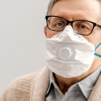 Uno studio rivela come indossare le mascherine durante le iniezioni intravitreali aumenti il rischio di endoftalmite